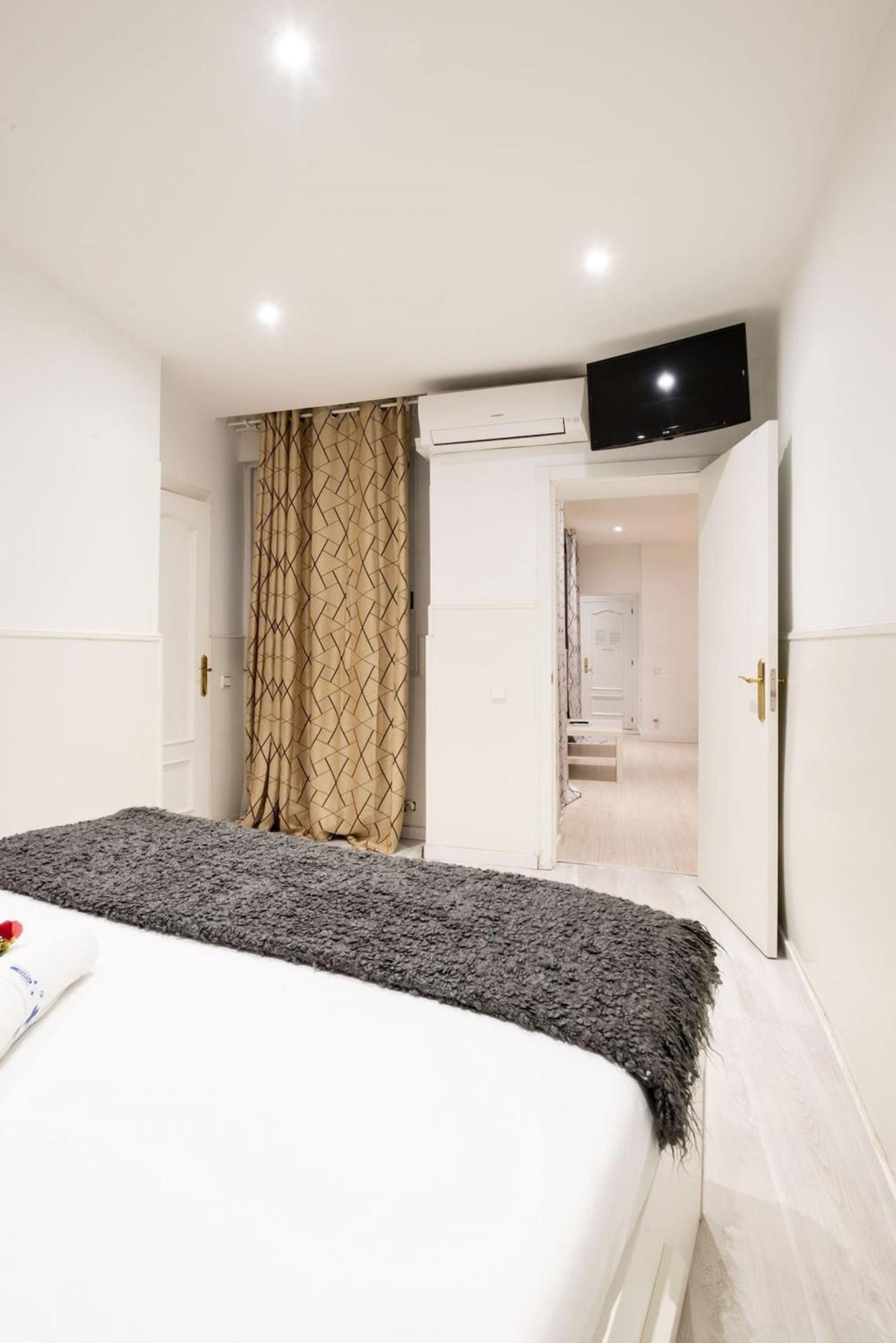 Apartamentos Day Madrid Tribunal Centro Gran Via Sol Exterior photo